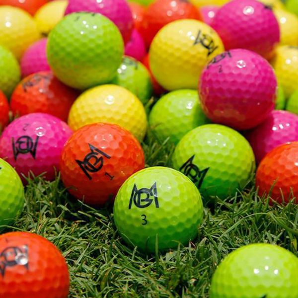 Balls 12pcs / boîte PGM Golf Balls Couleurs professionnelles Competition double couche Double Pratique Game Ball Visual Rolling Direction Gift Q029