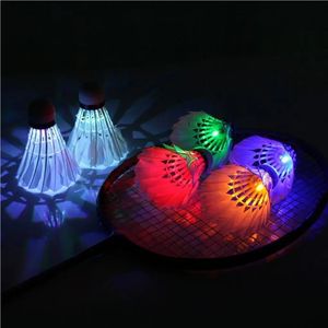 Balles 4pcs coloré LED volants de badminton plume lueur dans la nuit divertissement en plein air accessoires de sport 230927