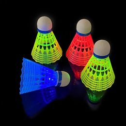 Balles 4 pièces en nylon LED volants de badminton entraînement de sport en plein air intérieur pour kit d'outils de jeu de balle 230927