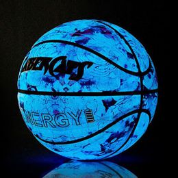 Ballen gloeien in het donkere basketbal blauw paars licht licht op na zonlicht gewone maat gewicht streetball voor verjaardag 230721