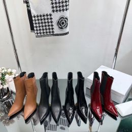 Balmais Luxury Women Moneta Becerro Moneta Boots de tobillo de alta calidad Diseñador de botas de tobillo de patente puntiagudas con botas de tacón grabadas Tamaño 35-42