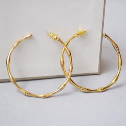 Conjunto de anillo, pulsera y aretes de oro con conjunto de bambú