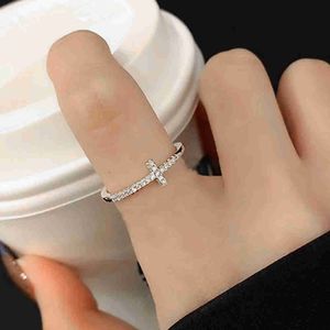 Bande personnalité croix mince anneaux pour femmes mode coréenne Micro pavé cristal CZ pouce anneau bijoux accessoires de mariage cadeau R715 AA230323