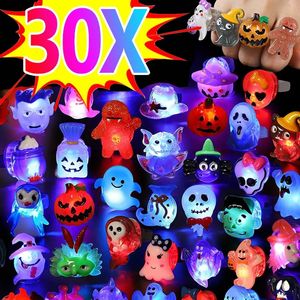 Anneaux de bande 1030pcs LED lumineux Halloween créatif citrouille fantôme crâne brillant dans le doigt sombre jouets lumières bijoux cadeaux de fête 231020