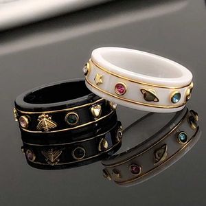 Bandringen 2021 Mode Luxe Sieraden Merk Beroemdheid Zwart en Wit Keramische Ring Dames Goud Feest Dagelijks Verklaring Ring Fijne Bijoux J240326