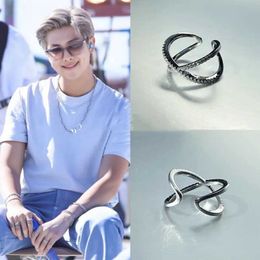 Anillos de banda 2022 K-pop Nuevo álbum de prueba RM Nam-joon Kim con el mismo anillo de circón cruzado Accesorios de apertura de doble capa Regalo de joyería para mujer 240125