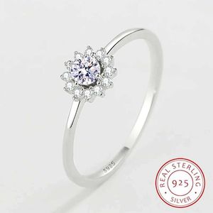 Anneaux de bande 2022 Nouveau anneau de fleurs féminins classiques Sparkling doigt Small Diamond Zircon True S925 Silver Valentines Day Gift Bijoux Q240427