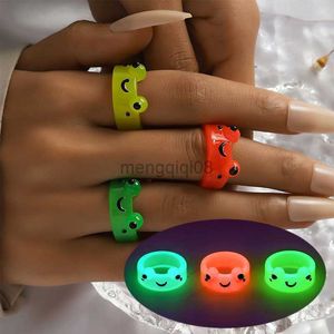 Anneaux de bande 2023 mode grenouilles lumineuses acrylique anneau pour les femmes drôle dessin animé Animal esthétique été amitié bijoux cadeau Y23