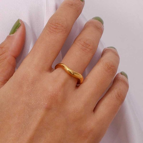 Anillos de banda 2023 Nuevo en anillos de onda de acero inoxidable chapados en oro básicos minimalistas para todos los días para dama Joyería resistente al agua sin deslustre 240125