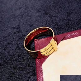 Anillos de banda 2024 Nuevo cobre de lujo con 18k chapado en oro Esigner Tres capas Anillo grabado ancho para mujeres Caja de joyería Fiesta Drop Delive Ot3Jq