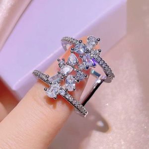Anneaux de bande 925 Silver New Flower White Zircon Blinging Geometric Ring Ladies Party Birthday Jewelry Gift Wholesale H240425