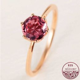 Anillos de banda 925 Sterling Plate Rose Gold Single Diamond Circular Lámpara Circular Lámpara Circular Luxurious Six Claw Elegante Pomegranado Ruby Ruby Anillo