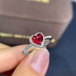 Anneaux de groupe Une nouvelle bague de fiançailles en argent classique simple en argent adaptée aux femmes avec des bijoux à la mode et des cadeaux de mariage en rouge blanc et cz st J240429