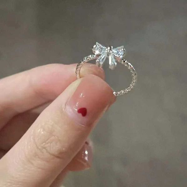 Band anneau un anneau de nœud blanc romantique et charmant nouvellement arrivé avec des bijoux exquis pour les femmes avec un arc brillant en zircone pour les fêtes et les dates Q240427