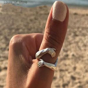 Bands SANS classiques Creative Silver Color Hug pour les femmes Fashion Metal Hands Scarved Hands Open Ring Birthday Party Bijoux H240424