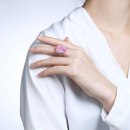 Zevenkleurige Topa diamanten ring voor dames, creatieve persoonlijkheid, bezet met regenboogedelstenen Q240320