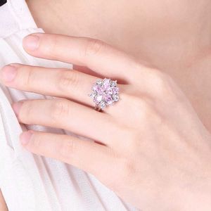 Bande Anneaux Mignon Romantique Rose Fleur Femmes Anneaux De Mariage avec Argent Couleur Cristal Promise Bague De Fiançailles pour Femmes Fête Bijoux Cadeaux AA230426