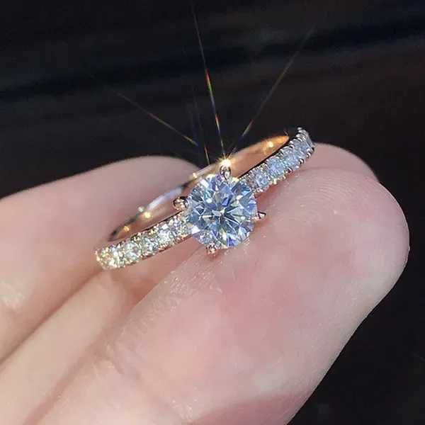 Anneaux de bande Delysia King Fashion Fashion Shining Crystal Ring Simple and Elegant Engagement Wedding Jewelry Q240427
