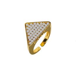 Bandringen Designer high-end gevoel, koude en onverschillige stijl, lichte luxe, sprankelende diamant, omgekeerde driehoek, modieus veelzijdig