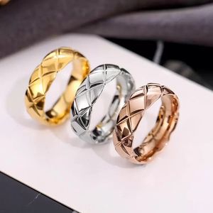 Bandringen Designer High Polished Diamond Check Classic Design Women's Lover's Ring 3 Color Rasperless Steel Couple's Ring Fashion Design Dames sieraden Groothandel