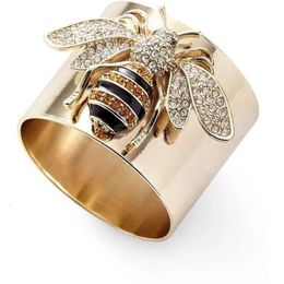 Anneaux de bande Exquis luxe couleurs or sculpté abeille anneaux pour les femmes à la mode en métal incrusté de pierre blanche bague de fiançailles bijoux cadeau 231021