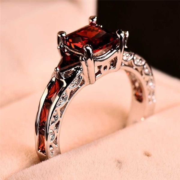 Anillos de banda Moda Mujer elegante Color plata Princesa Corte cuadrado Granate Piedra roja Compromiso Anillos de boda para mujer Joyería Regalo AA230529