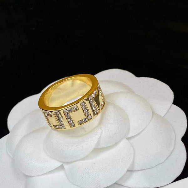 Band Rings Fashion bague en or avec lettre pour femme Simple Personality Party amoureux de mariage cadeau bagues de fiançailles bijoux avec boîte NRJ Z230629