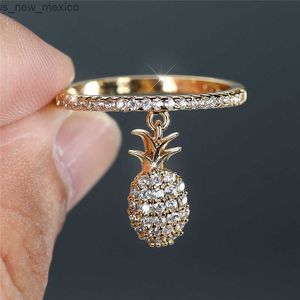 Bandringen Mode Goud Zilver Kleur Verlovingsring Vrouwelijke Luxe Kristallen Stenen Ring Schattig Fruit Ananas Hanger Ringen Voor Vrouwen Sieraden R230831