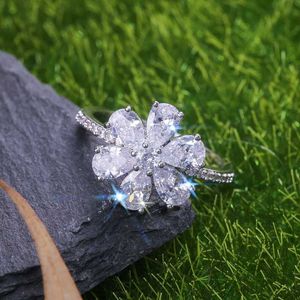 Anneaux de bande Mode anneaux de mariage en cristal blanc pour les femmes couleur argent fleur en forme de fleur de fiançailles de mariée de luxe bijoux de fête AA230417