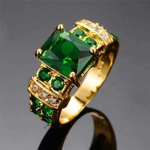 Anneaux de bande anneau en cristal vert à la mode Charmante bague de mariage en or luxueux carré zircone engagement anneau de fiançailles pour les femmes J240527