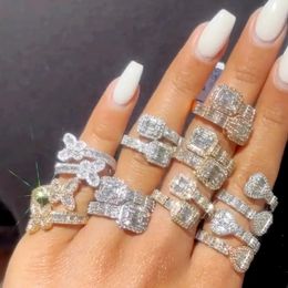 Bandringen Volledige verharde bling Zirkonia Open hart Iced Out CZ dubbele nietje charme aangepast Hip Hop vinger sieraden voor vrouwen 231102