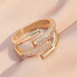 Conjunto de cobre geométrico de lujo ligero personalizado Zircon commuter todo fósforo dama anillo de hueso de serpiente Q240109