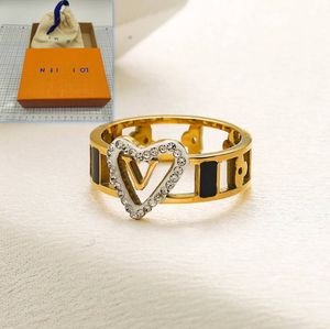 Bands Anneaux de coeur Crystal Ring Femmes Luxury Designer Brand Ring 18k Box plaque d'or Boîte de marque Spring New Women Love Gift Gidding Ring Y240506