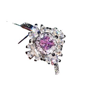 Bandringen high-end micro-geplaveide hoog koolstofarme diamanten sieraden prachtige imitatie natuurlijk argyle roze diamant cluster ringl240105