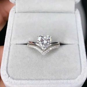 Bandringen Huitan 2023 Trendy Heart Cubic Zirconia Vrouwen Ringen voor verloving Wedding Wit/roze/groen/Gekleurde liefdesringen Eeuwigheid Juwelier240105