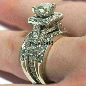 Band Ringen Huitan Prachtige Trouwringen Vrouwen Micro Verharde CZ Steen Volledige Bling Iced Out Engagement Bands Accessoires Moderne mode-sieraden J230602