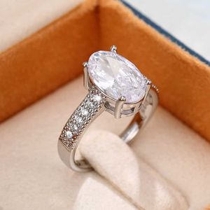 Bandringen Huitan Moderne Mode Wedding Rings For Women Simpel Stijlvol ontwerp Crystal Cubic Zirconia Rings Exquisite Female Jewelry Party AA230530