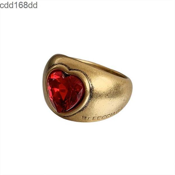 Anillos de banda Ins Retro Exagerado Ruby Heart Ring Moda femenina Personalidad Bronce Marea Marca Hip-Hop Joyería de todos los partidos Accesorios de regalo