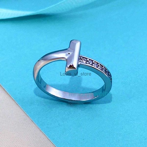 Anillos de banda Joyería T Moda en forma de T Diamante con incrustaciones de titanio Anillo de acero Mujer Minoría Diseño Grado Simple Incoloro Pareja H24227