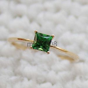 Bandrings dames luxe groen vierkante kristal strass Rhinestone kubieke zirkonia dunne chique zilveren kleurring voor vrouwen verlovingssteen ring sieraden J230817