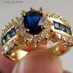 Anneaux de groupe luxueux Blue Red Zircon Fashion Mens and Womens Gold Color Anniversary Unisexe Jewelry Wedding Wholesale H240424
