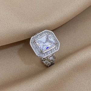 Anneaux de bande Luxury Clear Zircon Cut Halo Engagement Ring pour femmes Grands Square Cumbic Zirconia Collus de cluster Blanche Bijoux de mariage Lover Giftl240105