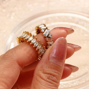 Anillos de banda Damas de lujo Pétalos de flores Irregular Geométrico Cuadrado Empedrado Anillo de piedras preciosas Blanco Claro CZ Piedra Baguette para boda 230215