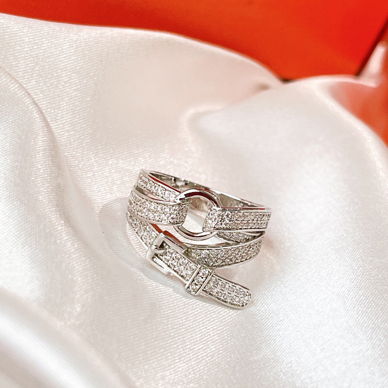 Band ringar lyxiga designers silver ring för kvinnor fashionabla och mångsidiga smycken kvinna toppkvalitet personlighet kreativ justerbar bälte spänne ringar mycket bra