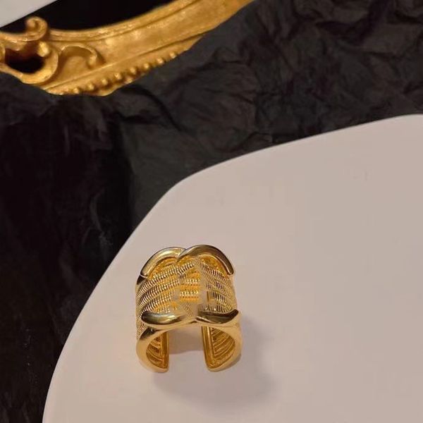 Bands anneaux luxurys Desinger band anneaux en laiton cuivre marque lettre d'anneau classic classique 18k plaque d'or ouvre de mariage d'anniversaire de Noël bijoux y24050 y24050