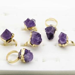 Anneaux de bande en pierre naturelle Amethyste Ouverture irrégulière Anneaux Cluster Rough Gold Femmes Reiki Charme Heury Personnalité Bijoux Gift 8pcs 231219