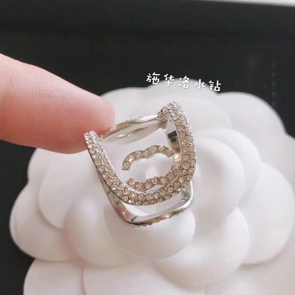 Anillos de banda Nunca se desvanecen Anillo de letras de marca Anillos de banda abierta de latón Diseñador de moda Diamantes de imitación de cristal de lujo Anillo de cobre para mujer Regalos de joyería de boda J240326