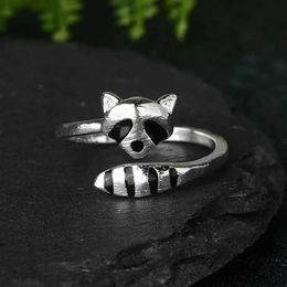 Band anneaux Nouveau dessin animé Animal mignon et exquis Ratcoon Fox Tail Bijoux Womens Engagement Gift Open Ring Open Q240429