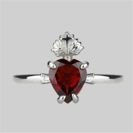 Anillos de banda Nuevo Corazón Rojo Cruz de Cristal Compromiso Anillo de Bodas Temperamento Anillo de Dedo de Mujer Accesorios Joyería de Moda Regalos 240125