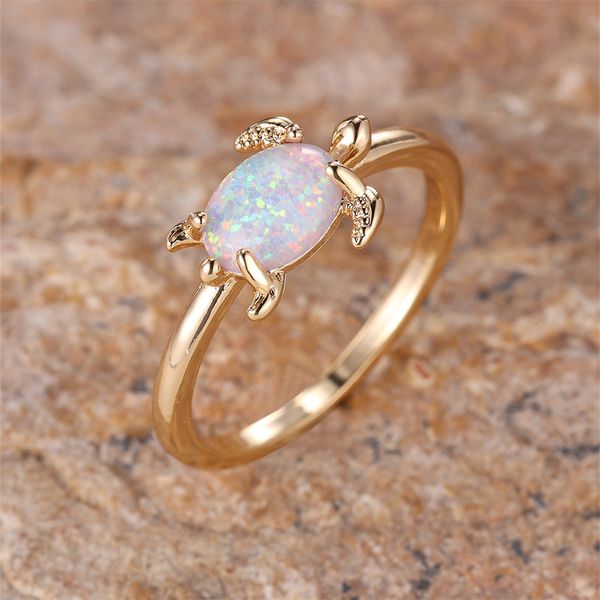 Anillos de banda Piedra ovalada Ópalo de fuego blanco Anillo animal Femenino Lindo Pequeña tortuga marina para mujeres Moda Color oro Joyería de compromiso de boda 230829